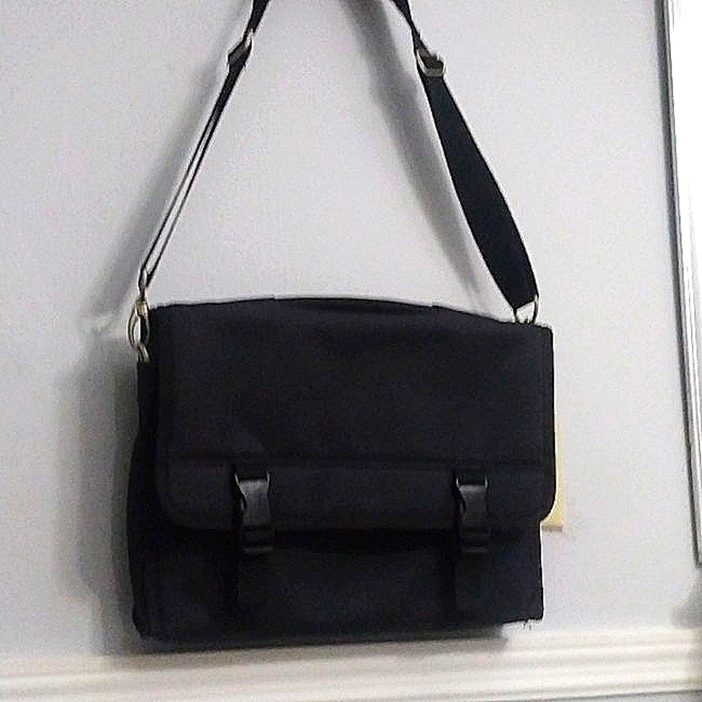 Take your Hi-Tech stuff in style in Velez Black Laptop Carrier 14 x 10 Polyester
